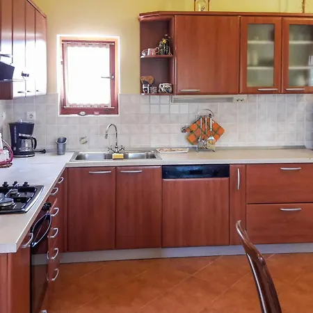 2 Bedroom Amazing Apartment In Sisan Šišan