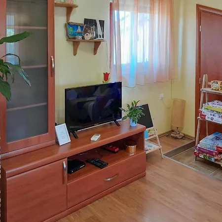 Lägenhet 2 Bedroom Amazing Apartment In Sisan Šišan